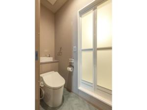 Un baño con inodoro y ventana. en Hotel Reference Kokura Ekimae - Vacation STAY 56106v, en Kokura