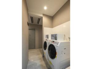 un lavadero con lavadora y secadora en Hotel Reference Kokura Ekimae - Vacation STAY 56106v, en Kokura
