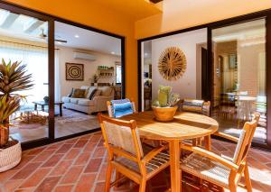 Posezení v ubytování Inviting 2BR Condo in Mavila Resort at Quivira