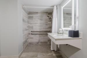 Un baño blanco con lavabo y espejo. en La Quinta Inn by Wyndham Amarillo Mid-City, en Amarillo 79 fotos más