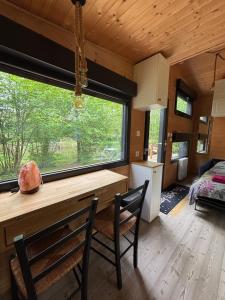 a kitchen with a desk and a window in a room at Les Chalets Horizon in Saint-Just-de-Claix