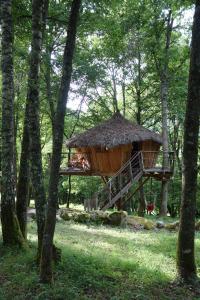 une cabane dans les arbres au milieu d'une forêt dans l'établissement Les Cabanes De Pyrene, à Cazarilh