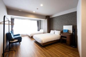 ein Hotelzimmer mit einem Bett, einem Schreibtisch und einem Stuhl in der Unterkunft AMP FLAT ARCBLISS 2B - Vacation STAY 57408v in Chikushino