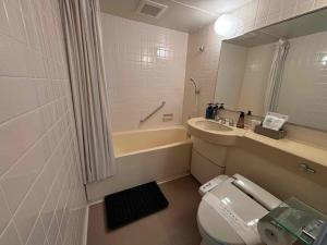 een badkamer met toilet, wastafel en bad bij Ocean View Mt, Kaimondake - Vacation STAY 58439v in Oka-chiyogamizu +22 foto's