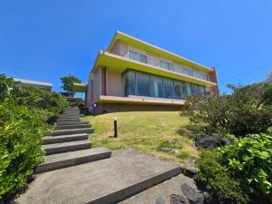 een huis met een trap daarheen bij Ocean View Mt, Kaimondake - Vacation STAY 58439v in Oka-chiyogamizu