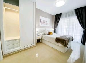 a bedroom with a bed and a large mirror at Lujoso Golden Sunset in Oropesa del Mar +50 photos