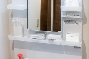 a bathroom with white shelves and a mirror at AMP FLAT ARCBLISS 2A - Vacation STAY 57446v in Chikushino +22 photos