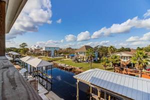 Una vista del agua en un resort con muelle. en Waterfront Holiday and Mardi Gras escape, en Bay Saint Louis