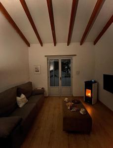 ein Wohnzimmer mit Couch und Kamin in der Unterkunft Bahía de Pedreña in Pedreña + 10 Fotos