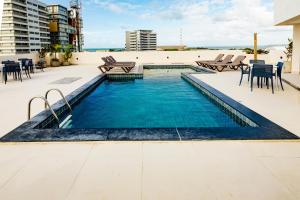 una piscina en la azotea de un edificio en El Aram Beach Express, en Maceió