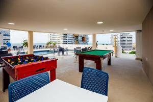 Habitación con mesa de billar y mesa de ping pong en El Aram Beach Express, en Maceió