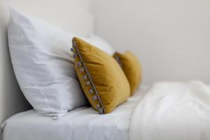 Postel nebo postele na pokoji v ubytování Inviting 2BR Bungalow near iconic Alexandra Place