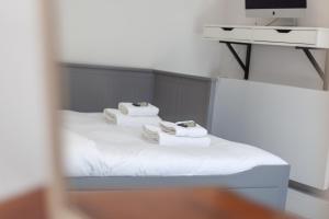 Postel nebo postele na pokoji v ubytování Inviting 2BR Bungalow near iconic Alexandra Place