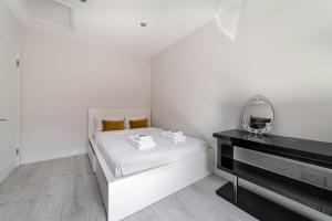 Postel nebo postele na pokoji v ubytování Inviting 2BR Bungalow near iconic Alexandra Place + 35 fotografií