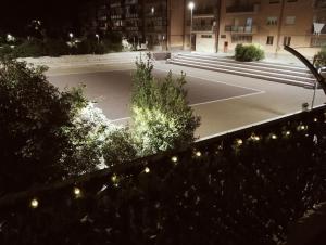 een lege parkeerplaats 's nachts met verlichting bij Primo Piano in Enna