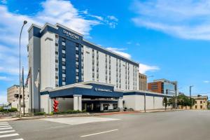 un hotel en una calle con cielo azul en DoubleTree by Hilton Downtown Wilmington - Legal District, en Wilmington