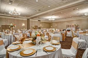 Un salón de banquetes con mesas y sillas blancas. en DoubleTree by Hilton Downtown Wilmington - Legal District, en Wilmington