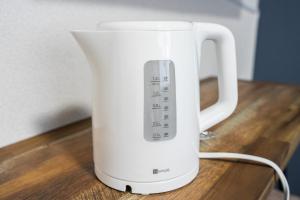 a white blender sitting on top of a wooden table at Charmant House III - Vacation STAY 20377 in Minamifurano