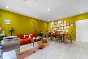 Posezení v ubytování Inviting 2BR Bungalow near iconic Alexandra Place