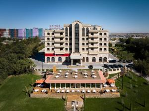 Una vista aérea de un hotel con mesas. en Kainar Hotel, en Shymkent