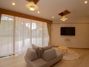 a living room with a couch and a tv at VILLA ISE SHIMA - Vacation STAY 59170v in Ugata