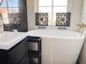 Koupelna v ubytování Family Villa with Hot Tub in Ronneby + 21 fotografií