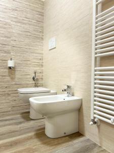 een badkamer met een wastafel en een toilet. bij La Casa Del Viaggiatore in Grassobbio