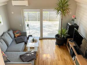 Una sala de estar con un sofá y un televisor. en 4 star holiday home in KARLSKRONA, en Karlskrona