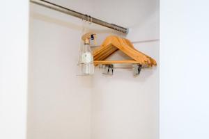 eine Leuchtvorrichtung, die an einer Wand in einem Raum hängt in der Unterkunft Greenfield - Vacation STAY 20422 in Hayaki