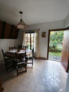 マル・デ・アホにあるAlpino Mitreのテーブルと大きな窓のあるダイニングルーム