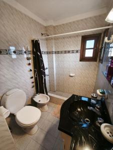 マル・デ・アホにあるAlpino Mitreのバスルーム(トイレ2つ、シンク、シャワー付) +11枚の写真