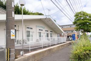 ein Gebäude mit weißem Zaun davor in der Unterkunft Greenfield - Vacation STAY 20422 in Hayaki