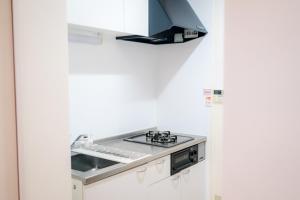 eine Küche mit Spüle und Herd in der Unterkunft Greenfield - Vacation STAY 20422 in Hayaki