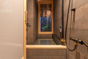 ein Bad mit einer Dusche und einem Fenster in der Unterkunft [Kyoran Touen Residence] - Vacation STAY 65169v in Kyōto