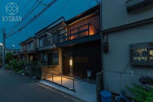 ein Haus mit Balkon auf einer Straße in der Unterkunft [Kyoran Touen Residence] - Vacation STAY 65169v in Kyōto