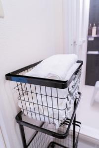 ein Einkaufswagen voller Handtücher in einem Badezimmer in der Unterkunft Greenfield - Vacation STAY 20427 in Hayaki + 40 Fotos
