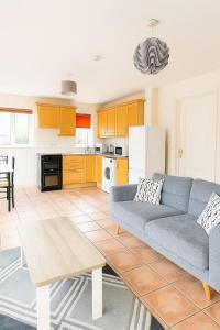 Una sala de estar con un sofá y una cocina. en 2 Bed Apt Russet Court, Cork, en Cork