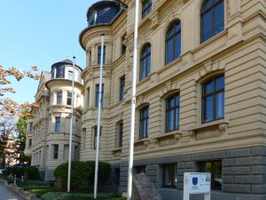 ein Gebäude mit einer Uhr auf der Seite in der Unterkunft Amalienhof Serviced Apartments in Weimar