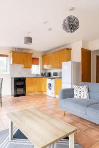 Entire rental unit in Cork, Ireland في كورك: غرفة معيشة مع أريكة ومطبخ