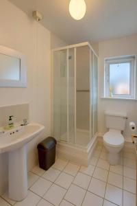 Entire rental unit in Cork, Ireland في كورك: حمام مع دش ومرحاض ومغسلة