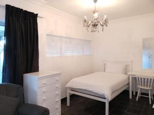 Postel nebo postele na pokoji v ubytování Village on sea