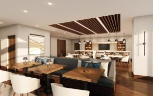 苏福尔斯Highpoint Hotel的配有木桌和白色椅子的餐厅