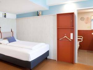 - une chambre avec un lit et une salle de bains dans l'établissement greet Wien City Nord, à Vienne