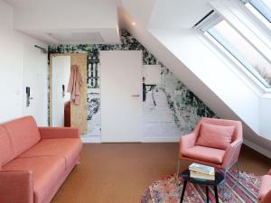 un salon avec un canapé et deux chaises dans l'établissement greet Wien City Nord, à Vienne