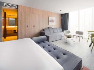 een slaapkamer met een groot bed en een woonkamer bij Mondrian Mexico City Condesa in Mexico-Stad