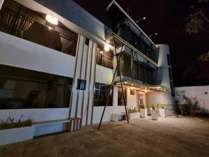 ラタクンガにあるTHE BRONX Hotelの夜間駐車場付きの白い大きな建物
