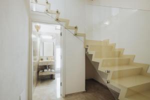 escalera en una habitación con baño en Duomo Room Comacchio, en Comacchio 93 fotos más