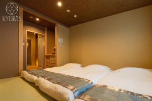 a bedroom with two beds with white pillows at Jinglan Nanshan - Vacation STAY 65363v in Kyōto