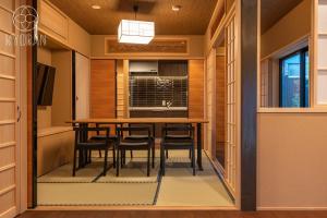 a kitchen with a dining room table and chairs at Jinglan Nanshan - Vacation STAY 65363v in Kyōto