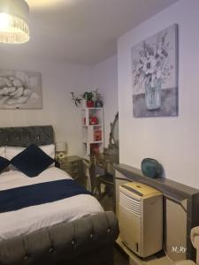 Postel nebo postele na pokoji v ubytování Porcupine Cave